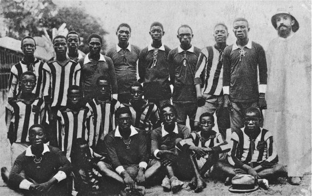 Jaren later heeft onze nonkel pater met de transfers een aardige cent verdiend waardoor hij zich een bescheiden luxevilla in Monaco kon kopen.